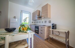 Fridge, oven, stovetop, coffee/tea maker - House with garden between spa and ancient villages - parking and WiFI (Grotte Santo Stefano)