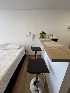 1 habitación, tabla de planchar con plancha, internet y ropa de cama 
