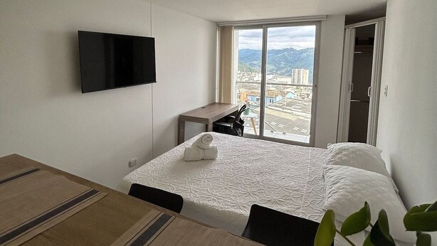 1 dormitorio, tabla de planchar con plancha, wifi y ropa de cama