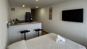 1 dormitorio, tabla de planchar con plancha, wifi y ropa de cama