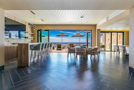 Bar (on property). New Luxury 5 Bed Home- Private Pool & Quivira Golf Club