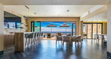 New Luxury 5 Bed Home- Private Pool & Quivira Golf Club