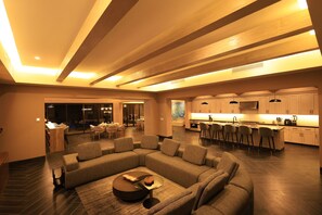 Smart-tv och eldstad