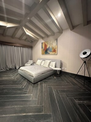 5 bedrooms, in-room safe, iron/ironing board, WiFi