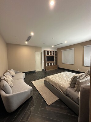 5 soverom, safe på rommet, strykejern/-brett og wi-fi