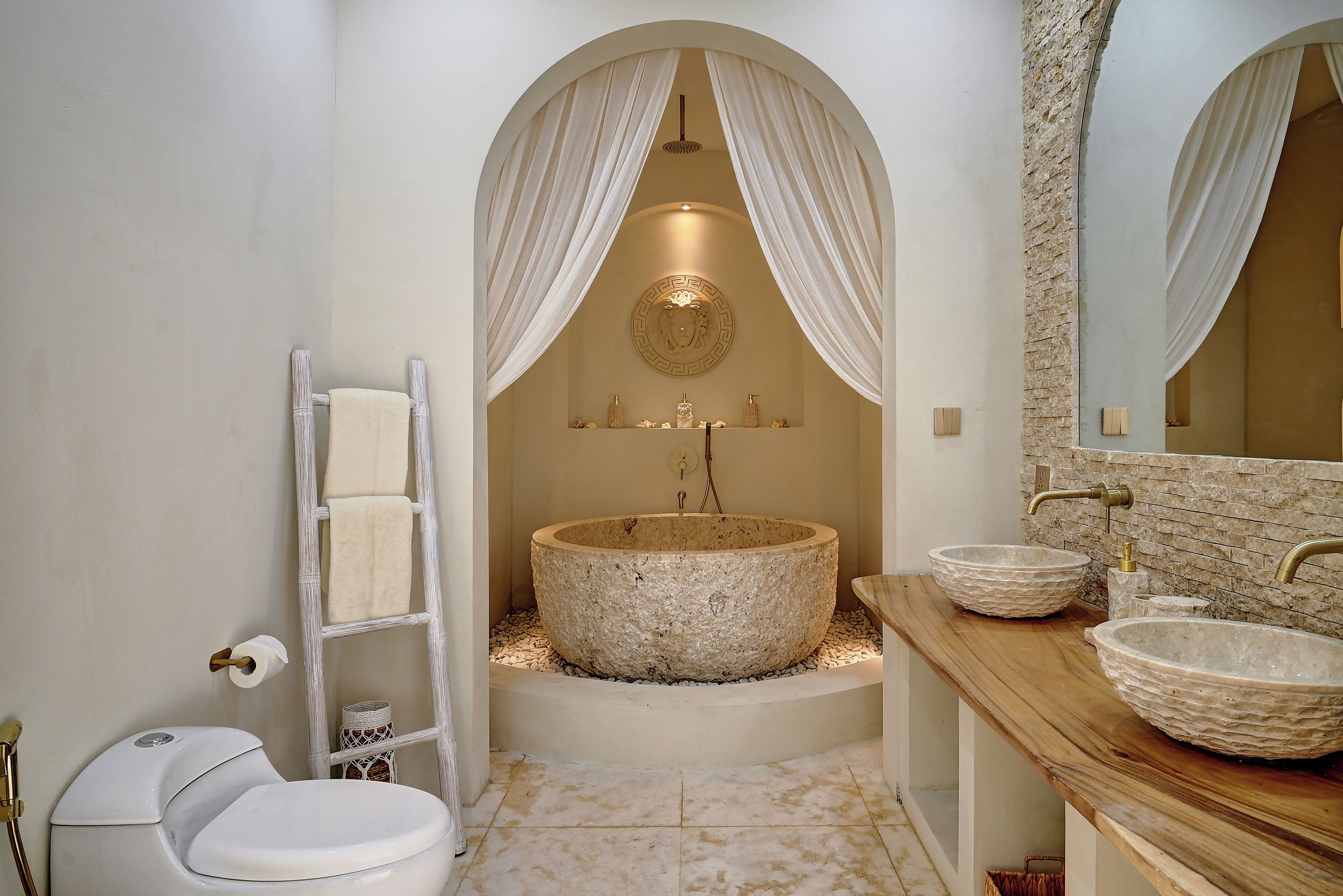 Haartrockner, Bidet, Handtücher, Seife