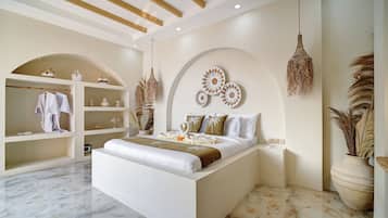 6 bedrooms, iron/ironing board, WiFi, bed sheets