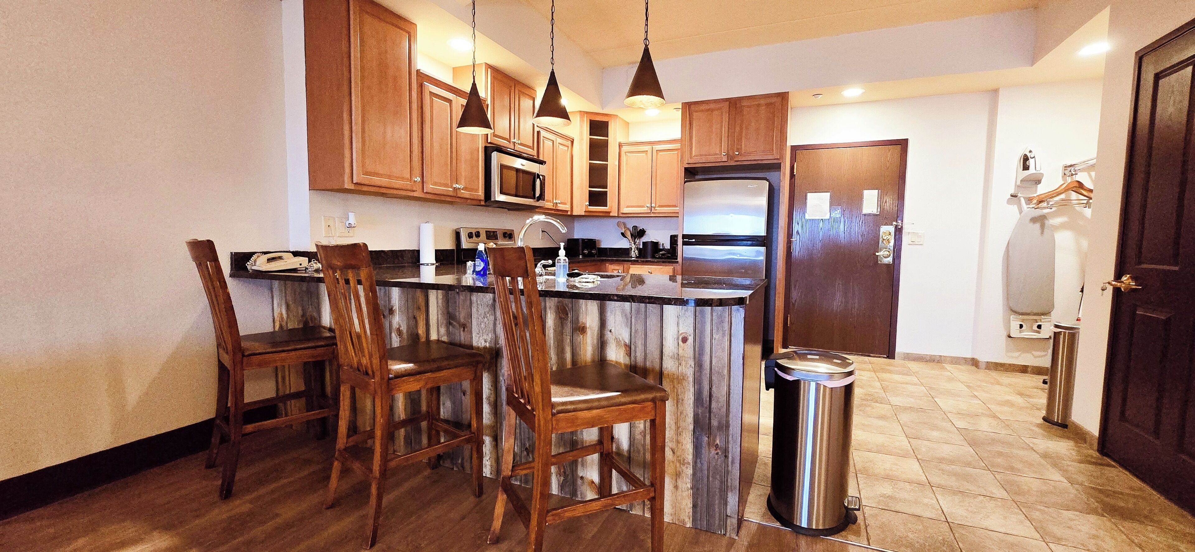 Réfrigérateur, micro-ondes, four, plaque de cuisson