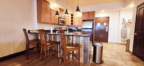 Een koelkast, een microgolfoven, een oven, een kookplaat