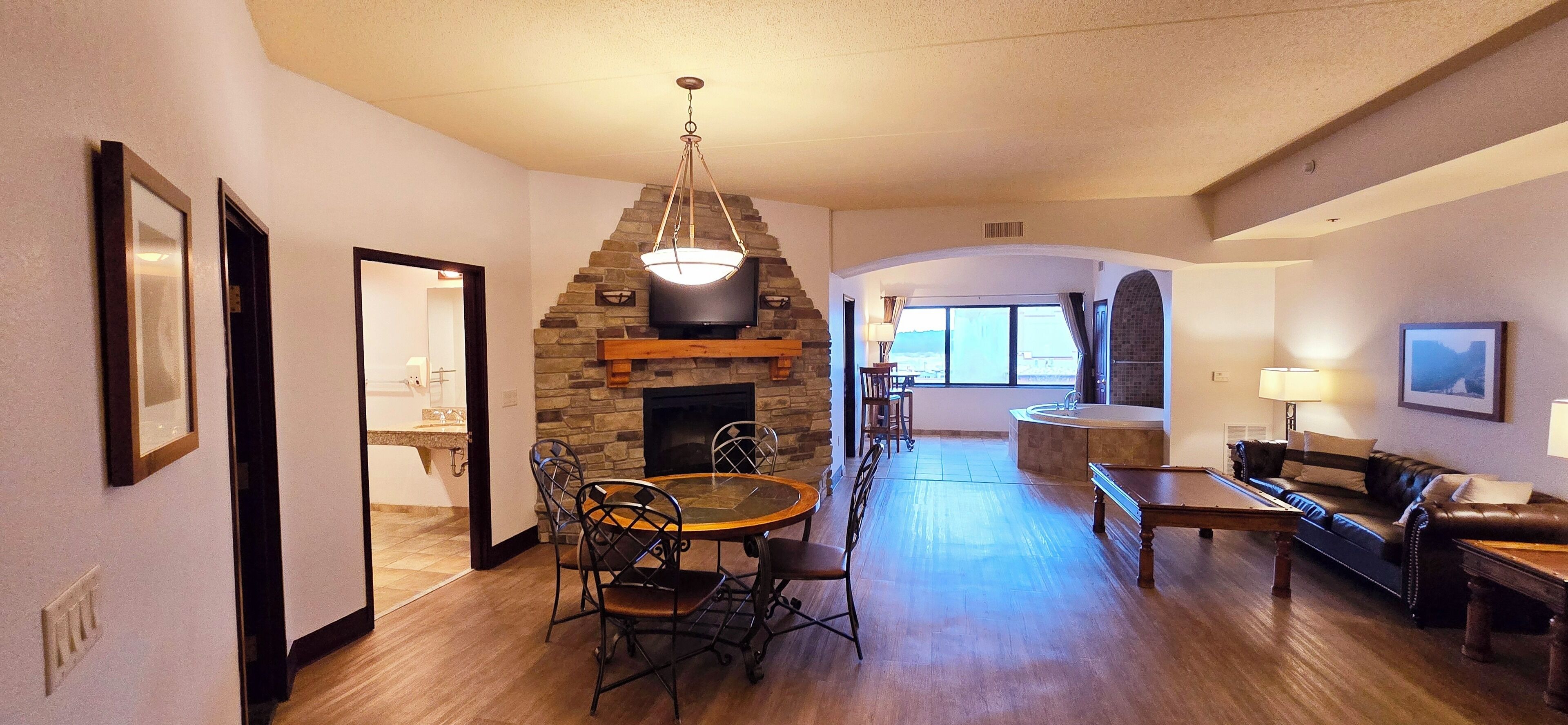 2br 2ba Penthouse At Chula Vista, Large In-unit Hot Tub! Close To Downtown! - Wisconsin Dells, WI