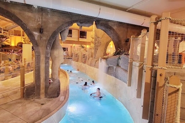 Alberca techada y alberca al aire libre