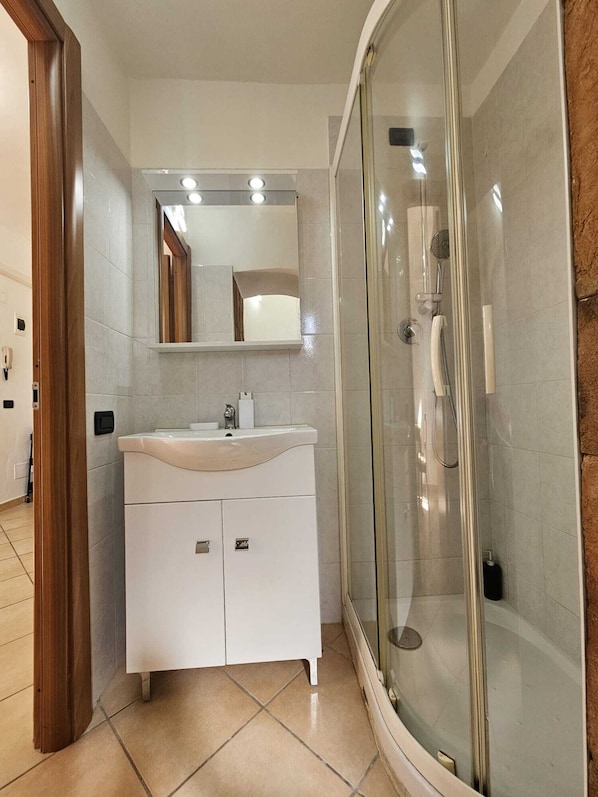 Dusche, Haartrockner, Handtücher, Seife