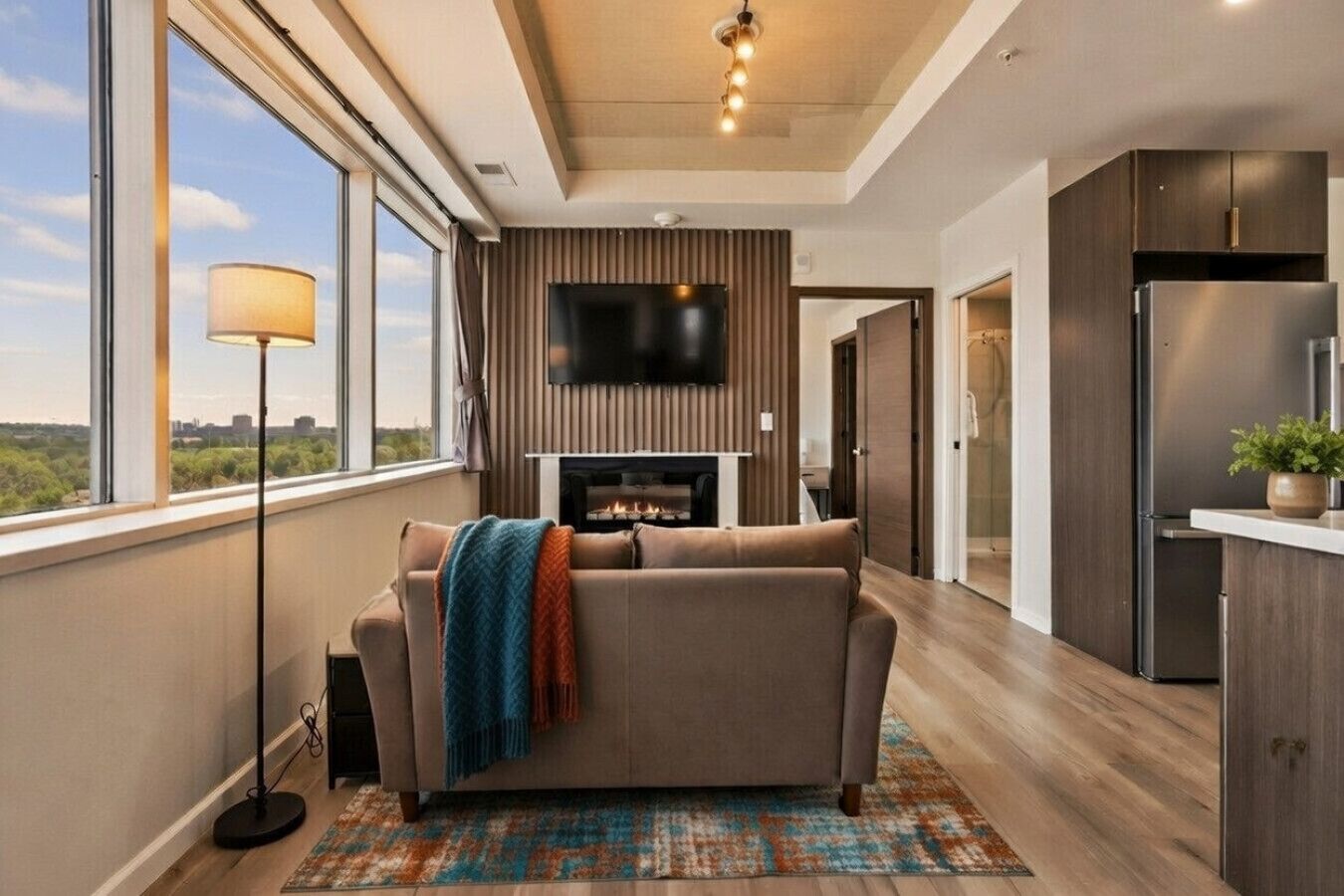 Smart TV, fireplace, stereo