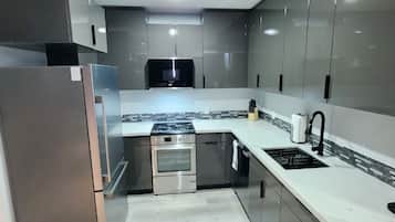 Réfrigérateur, micro-ondes, plaque de cuisson, lave-vaisselle