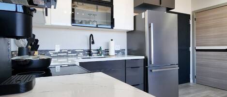 Réfrigérateur, four à micro-ondes, surface de cuisson, lave-vaisselle