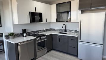 Kühlschrank, Mikrowelle, Herdplatte, Geschirrspüler