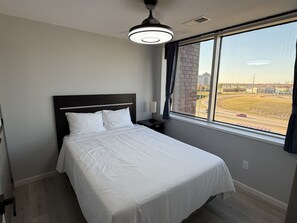1 bedroom, iron/ironing board, free WiFi, bed sheets - Modern High-Rise Apartment - 2 (Tulsa)