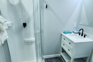 Hair dryer, towels - Modern High-Rise Apartment - 3 (Tulsa)