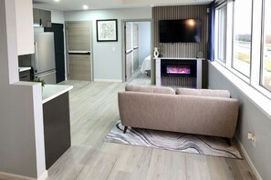 Smart TV, fireplace, stereo - Modern High-Rise Apartment - 3 (Tulsa)