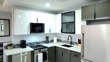 Refrigerador, microondas, parrilla de estufa y lavavajillas