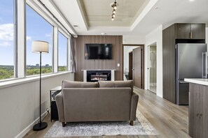 Een smart-tv, een open haard en een stereo