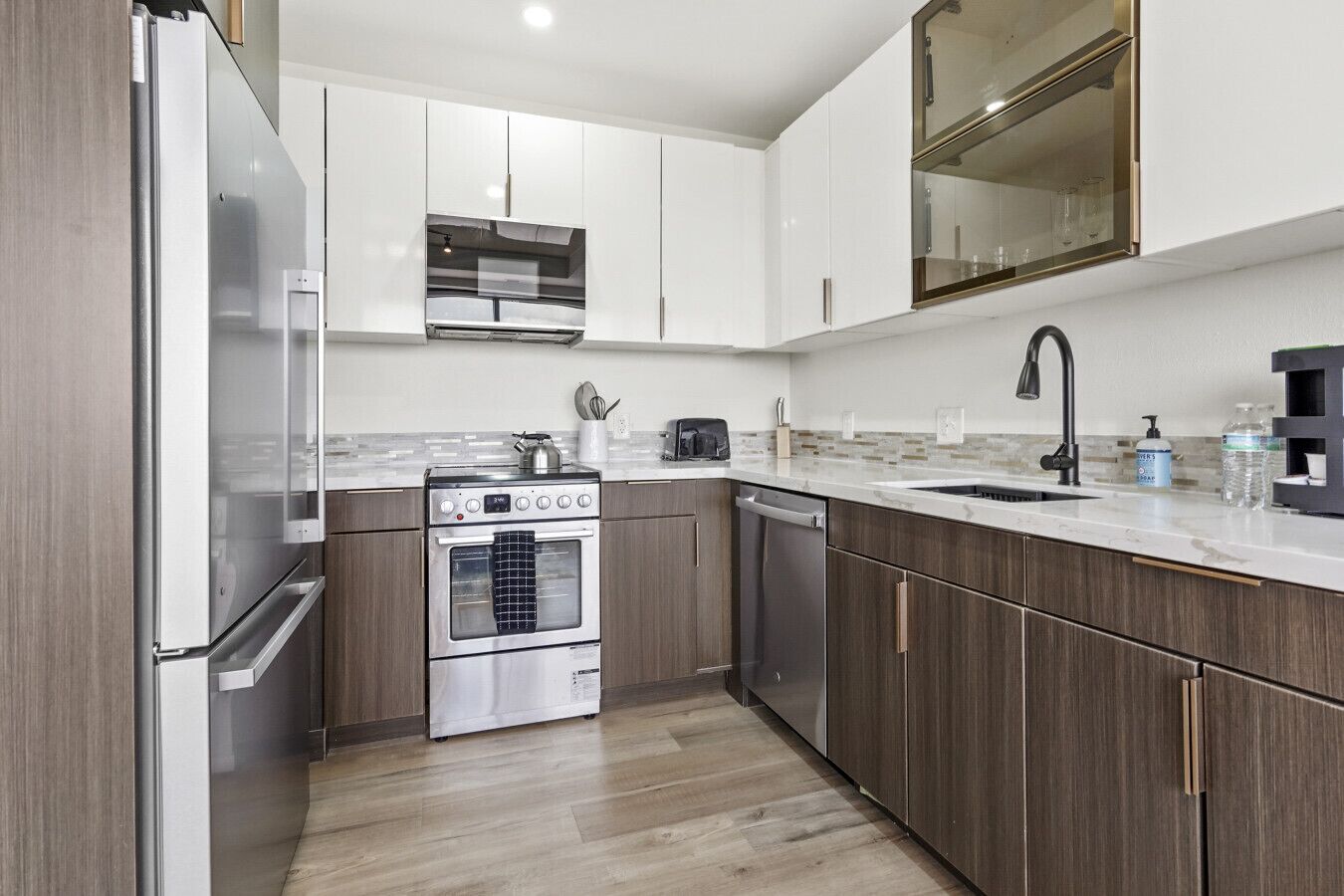 Kühlschrank, Mikrowelle, Herdplatte, Geschirrspüler