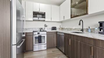 Kühlschrank, Mikrowelle, Herdplatte, Geschirrspüler