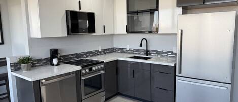 Fridge, microwave, stovetop, dishwasher