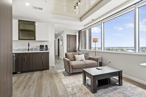 Een smart-tv, een open haard en een stereo