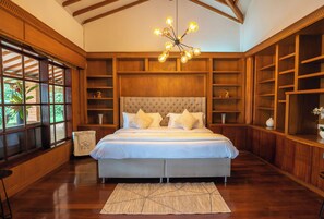 7 chambres, coffres-forts dans les chambres, bureau