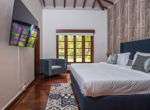 7 chambres, coffre-fort, bureau, fer et planche à repasser