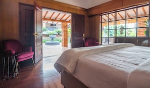 7 chambres, coffres-forts dans les chambres, bureau