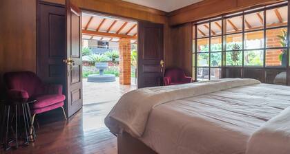 Premium Mansion in El Poblado w/Nightclub & Maid/Cook, Pool, Sauna, 7 Bedrooms