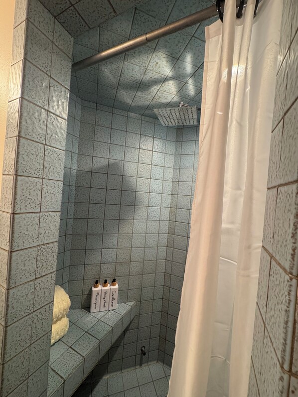 Een douche, een haardroger, handdoeken, zeep