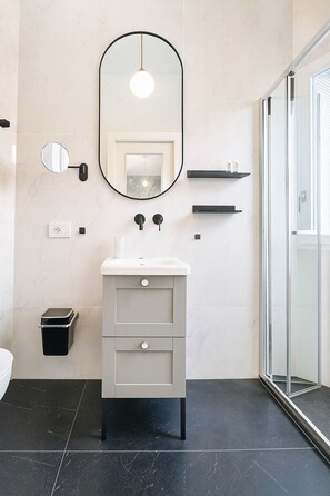 Shower, hair dryer, bidet, towels