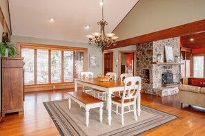 Dining - Dog Friendly, Lake Views, Private Dock & Cozy Fire Nights (Oakland)