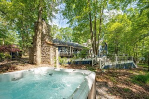 Outdoor spa tub - Dog Friendly, Lake Views, Private Dock & Cozy Fire Nights (Oakland)