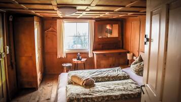 5 bedrooms, travel cot, WiFi, bed sheets