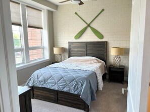 2 室のベッドルーム、アイロン / アイロン台、WiFi (無料)、ベッドシーツ