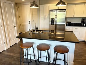 冷蔵庫、電子レンジ、オーブン、コンロ