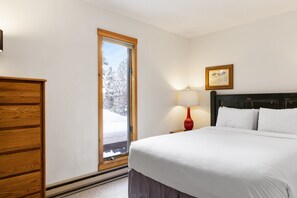 2 bedrooms, desk, iron/ironing board, WiFi