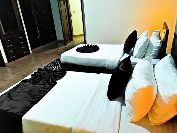 Schreibtisch, laptopgeeigneter Arbeitsplatz, kostenloses WLAN