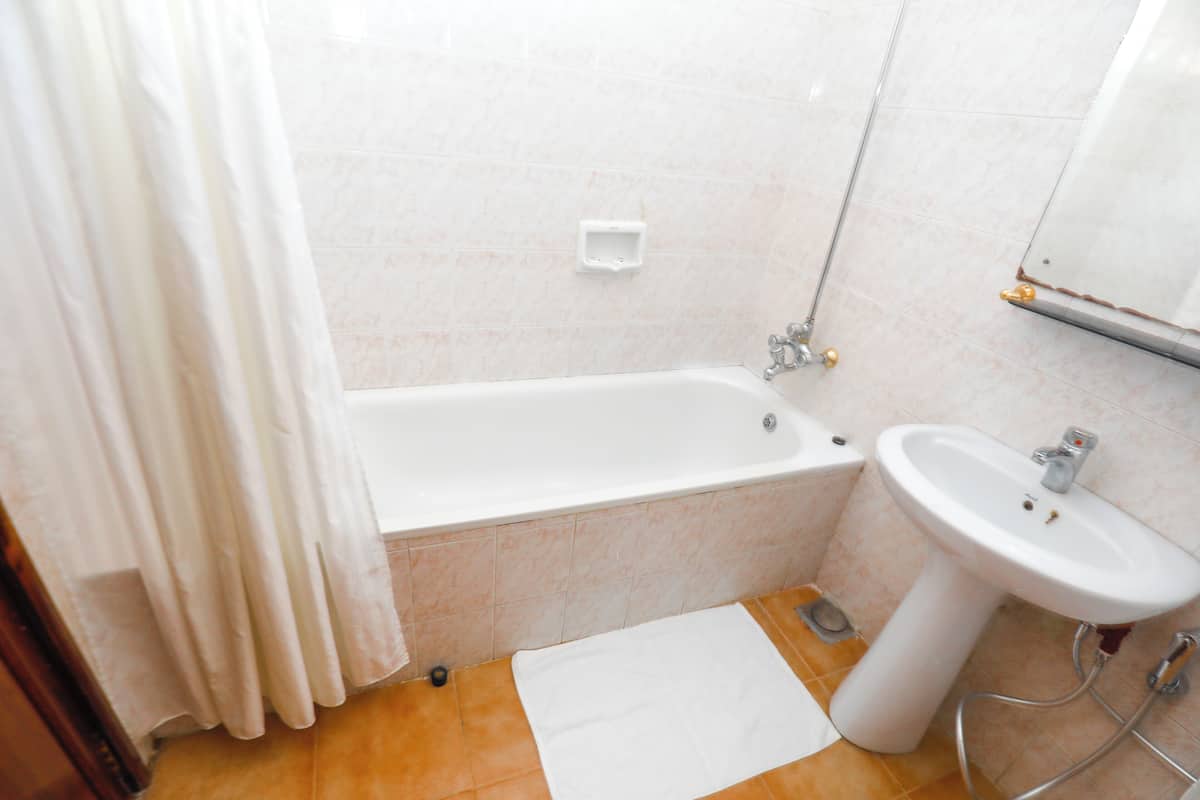 Comfort Double Room | Bathroom | Shower, free toiletries, hair dryer, slippers