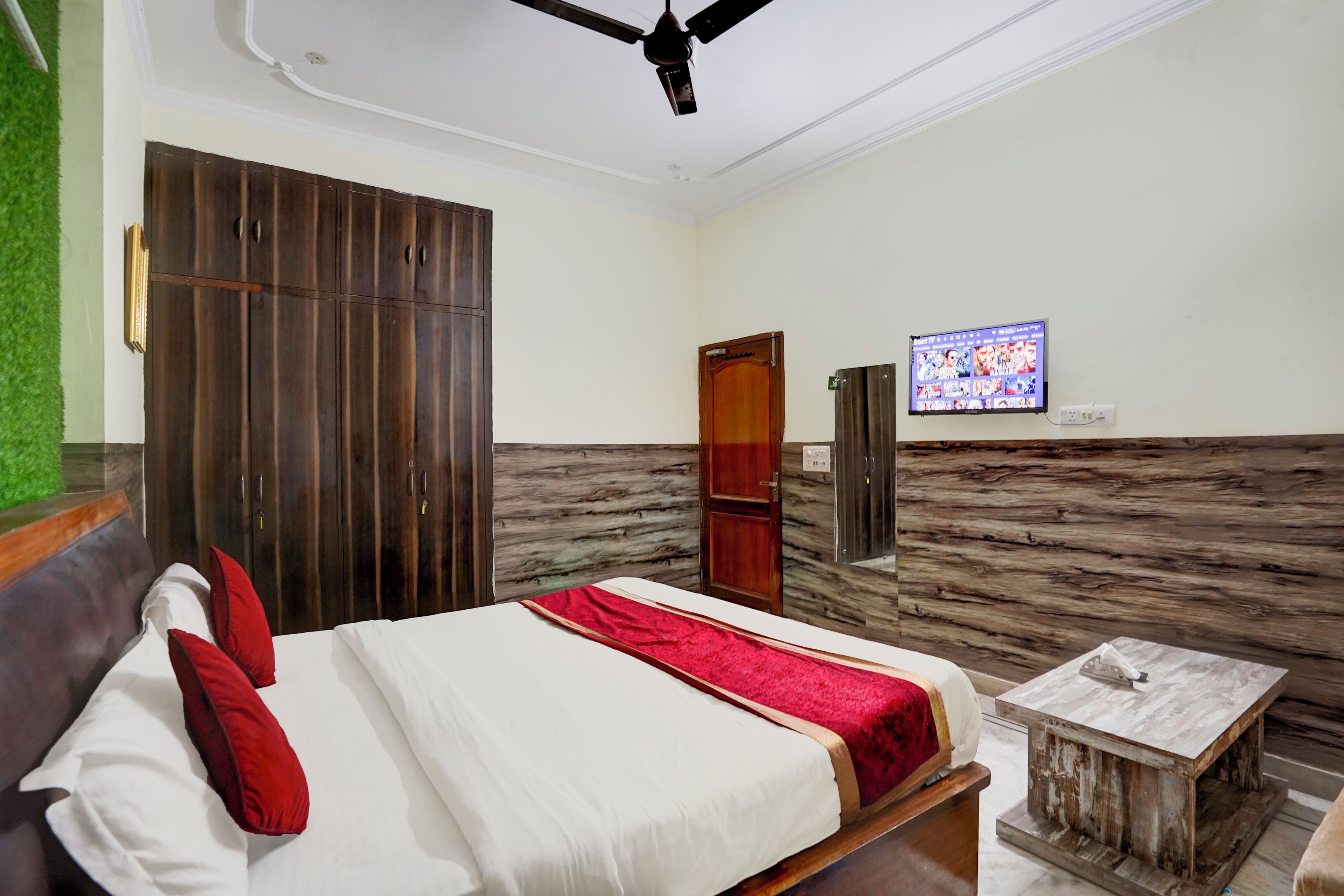 Deluxe Single Room | Laptop workspace, soundproofing, free WiFi