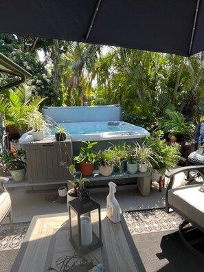 Outdoor spa tub - Charming 2-bedroom condo North Fort Myers private outdoor courtyard and hot tub (North Fort Myers)
