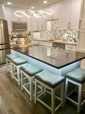 Microwave, oven, stovetop, dishwasher - Charming 2-bedroom condo North Fort Myers private outdoor courtyard and hot tub (North Fort Myers)