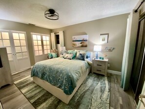 2 bedrooms, iron/ironing board, WiFi, bed sheets - Charming 2-bedroom condo North Fort Myers private outdoor courtyard and hot tub (North Fort Myers)