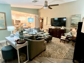 Smart TV - Charming 2-bedroom condo North Fort Myers private outdoor courtyard and hot tub (North Fort Myers)