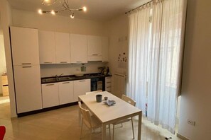 Kühlschrank, Mikrowelle, Ofen, Wasserkocher mit Kaffee-/Teezubehör