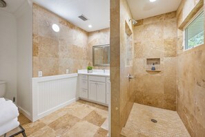 Douche, serviettes fournies, papier toilette